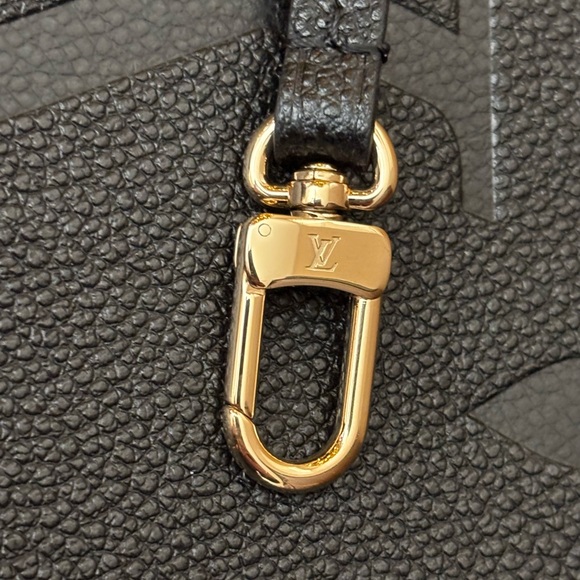 ๐ฅโฃ๏ธ๐ฅ2024 Authentic Louis Vuitton Monogram Empreinte Leather Wristlet - Picture 8 of 9